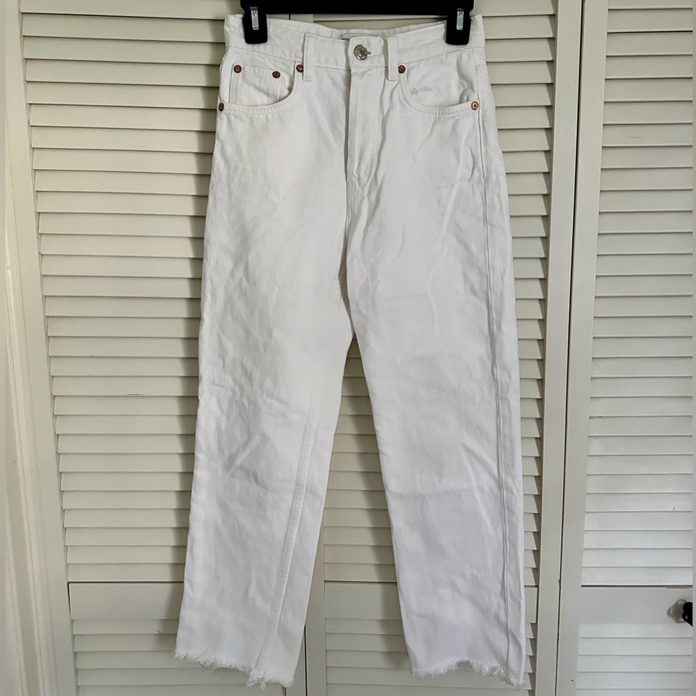 Zara Women’s white cut-off high rise jeans size US 2